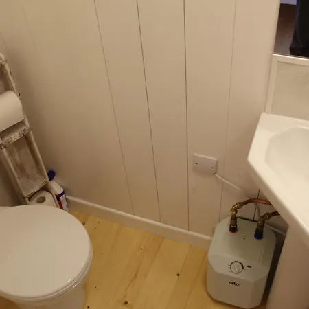 Heather And Shepherds Hut *